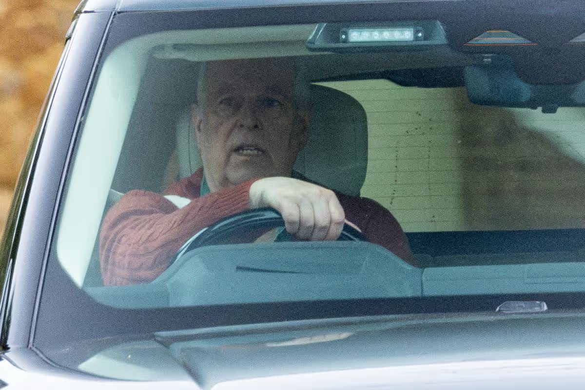 Перед переездом принца Эндрю заметили за рулем автомобиля в Сандрингеме