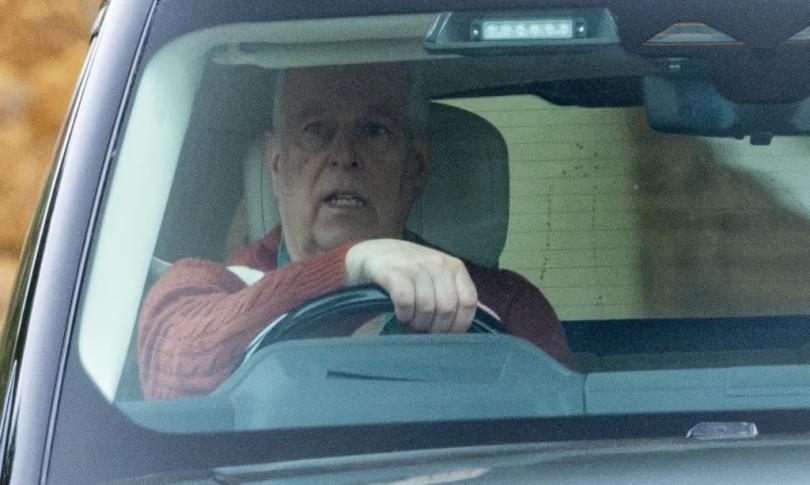 Перед переездом принца Эндрю заметили за рулем автомобиля в Сандрингеме