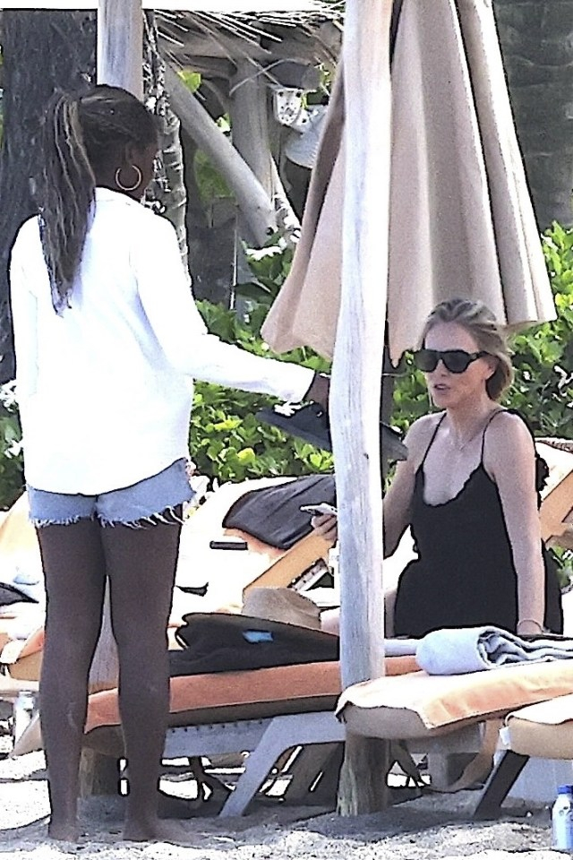 Шарлиз Терон показала отличную форму на отдыхе на Гавайях