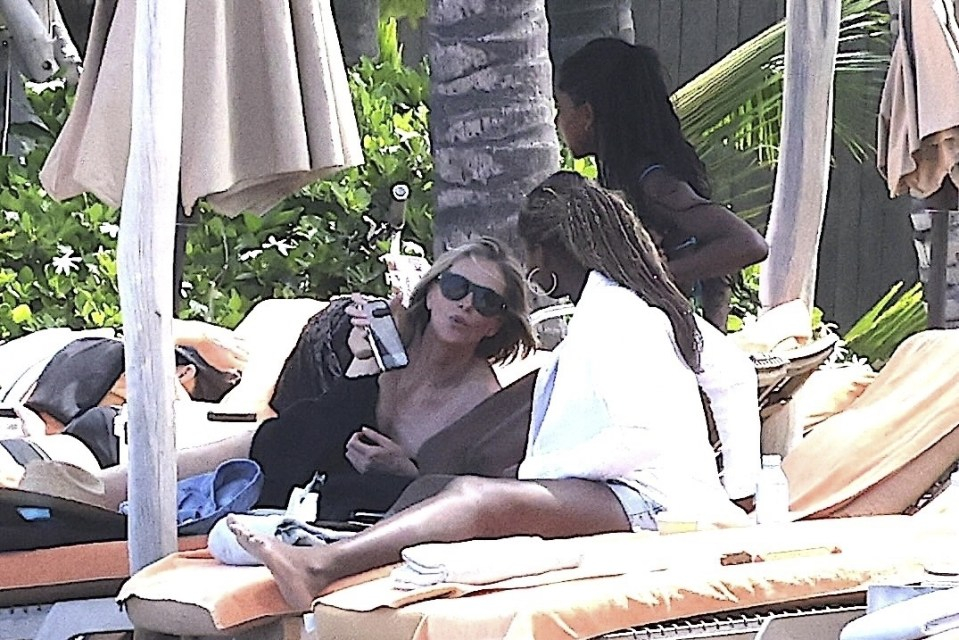 Шарлиз Терон показала отличную форму на отдыхе на Гавайях