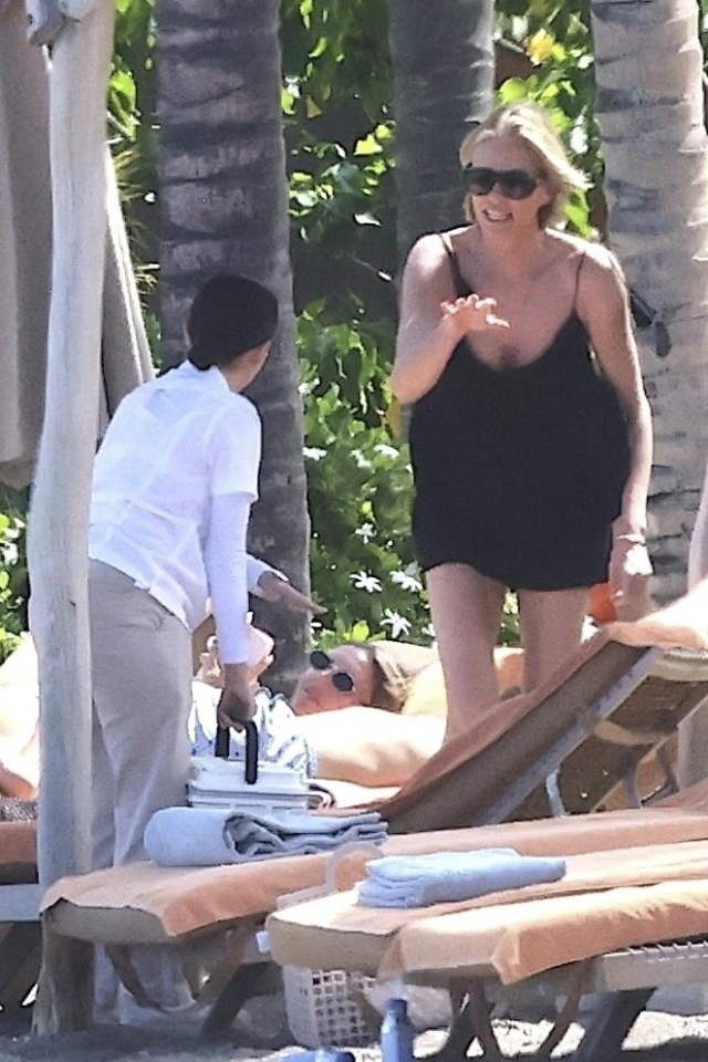 Шарлиз Терон показала отличную форму на отдыхе на Гавайях