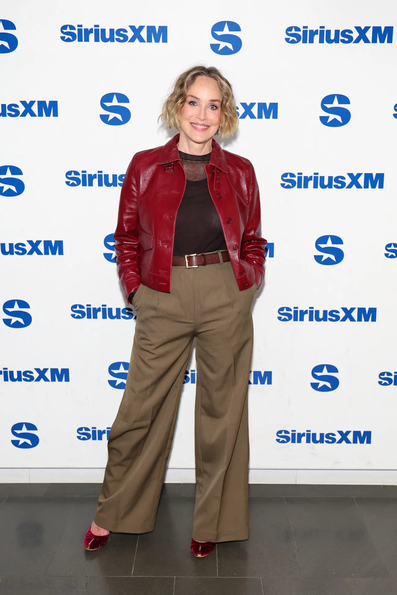 Шэрон Стоун показала, как носить красную кожаную куртку без лишнего пафоса