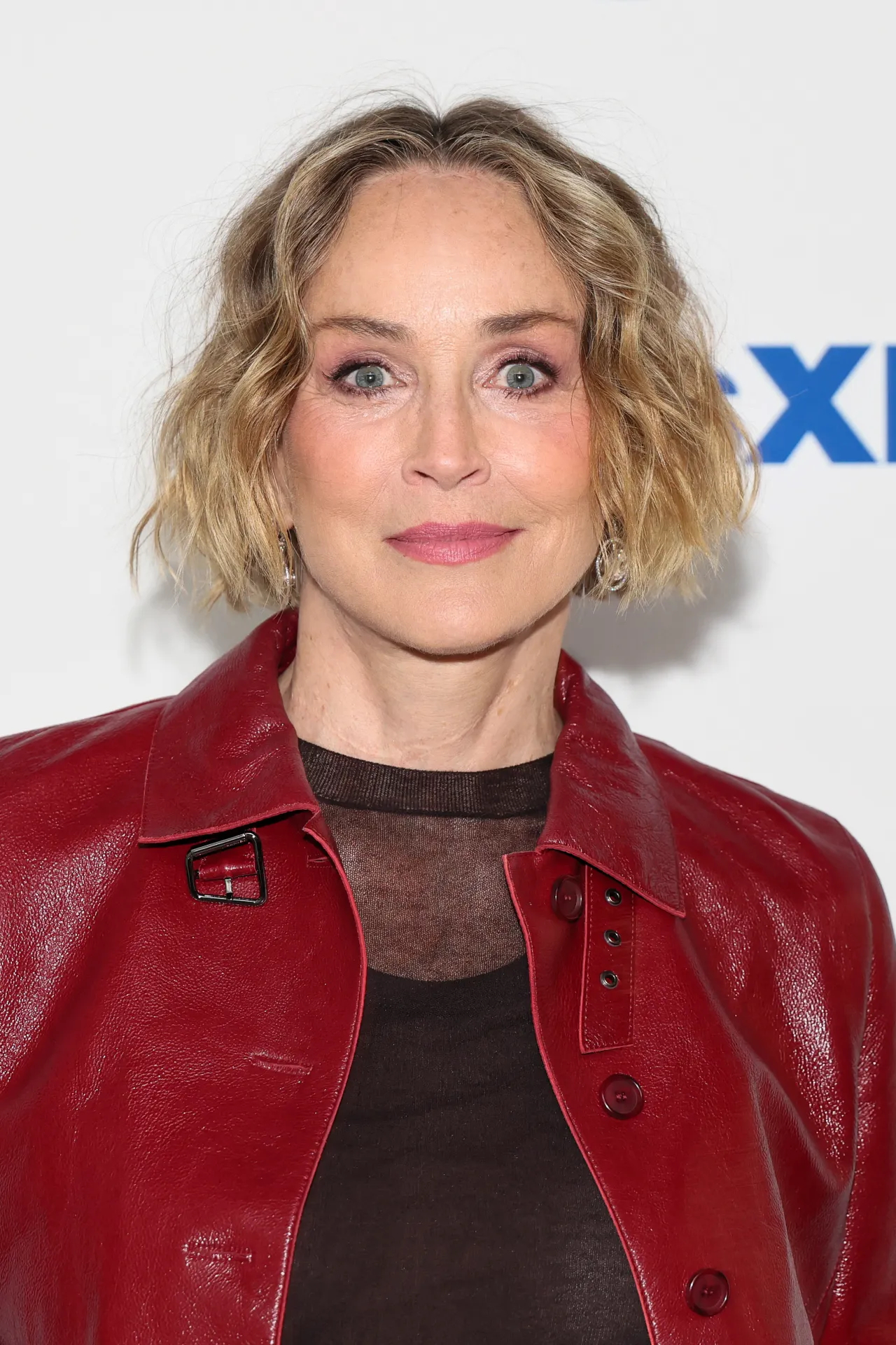 Шэрон Стоун показала, как носить красную кожаную куртку без лишнего пафоса