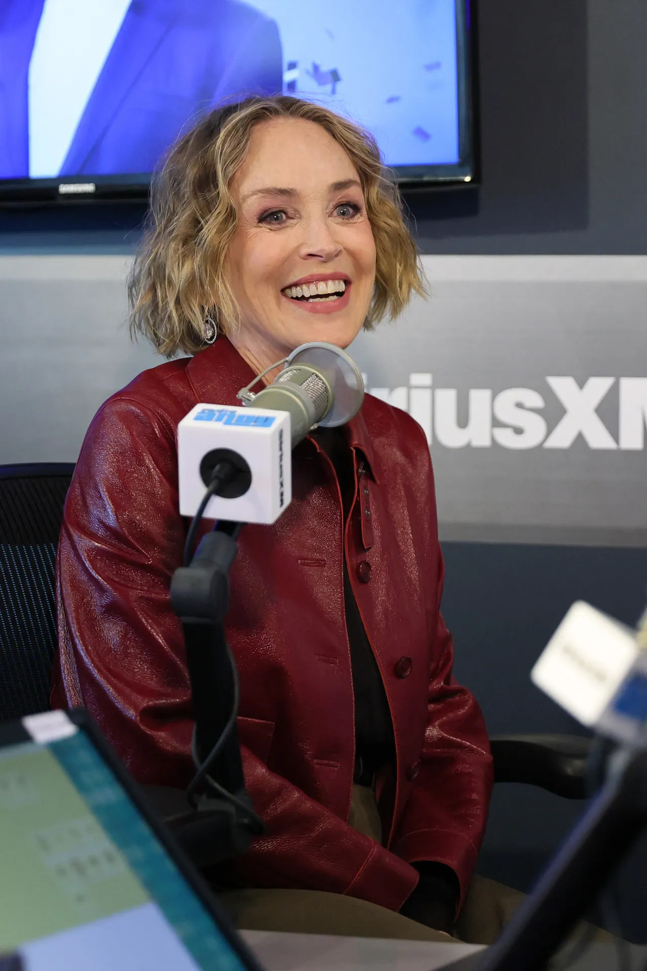 Шэрон Стоун показала, как носить красную кожаную куртку без лишнего пафоса