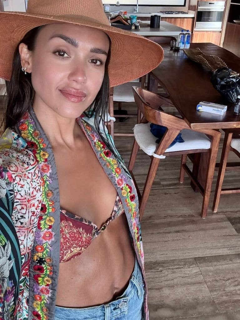 Джессика Альба поделилась солнечным видео в бикини