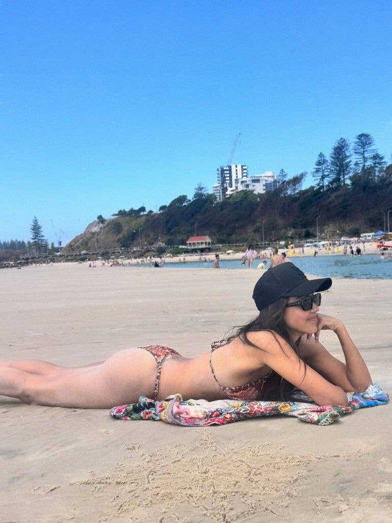 Джессика Альба поделилась солнечным видео в бикини