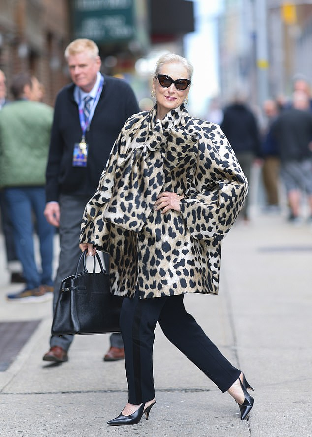 Мерил Стрип повторила культовый образ из «Дьявол носит Prada» на шоу Стивена Кольбера