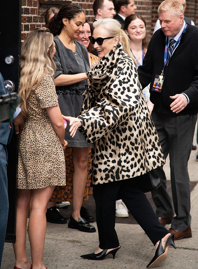 Мерил Стрип повторила культовый образ из «Дьявол носит Prada» на шоу Стивена Кольбера