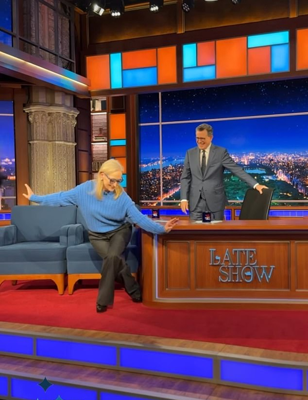 Мерил Стрип повторила культовый образ из «Дьявол носит Prada» на шоу Стивена Кольбера