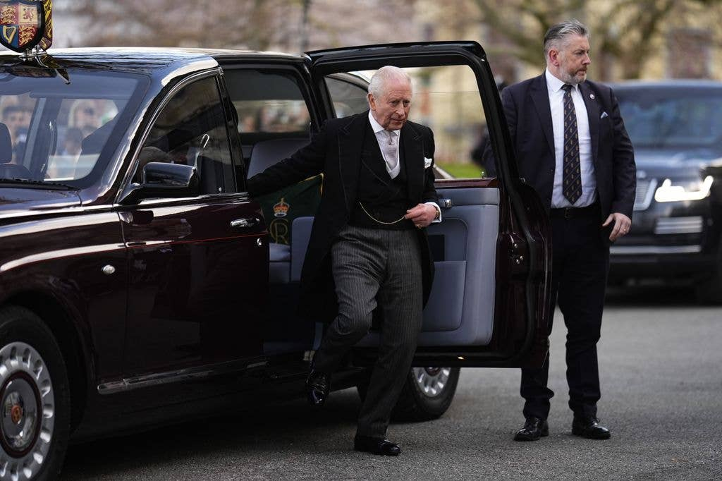 Король Карл III и королева Камилла впервые провели службу Royal Maundy в Северном Уэльсе