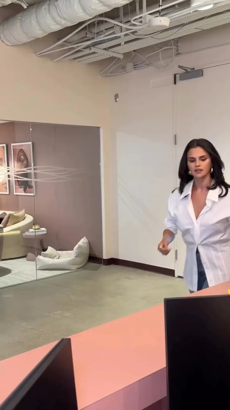 Белая рубашка Селены Гомес показала, как один акцент меняет весь образ Белая рубашка Селены Гомес показала, как один акцент меняет весь образ