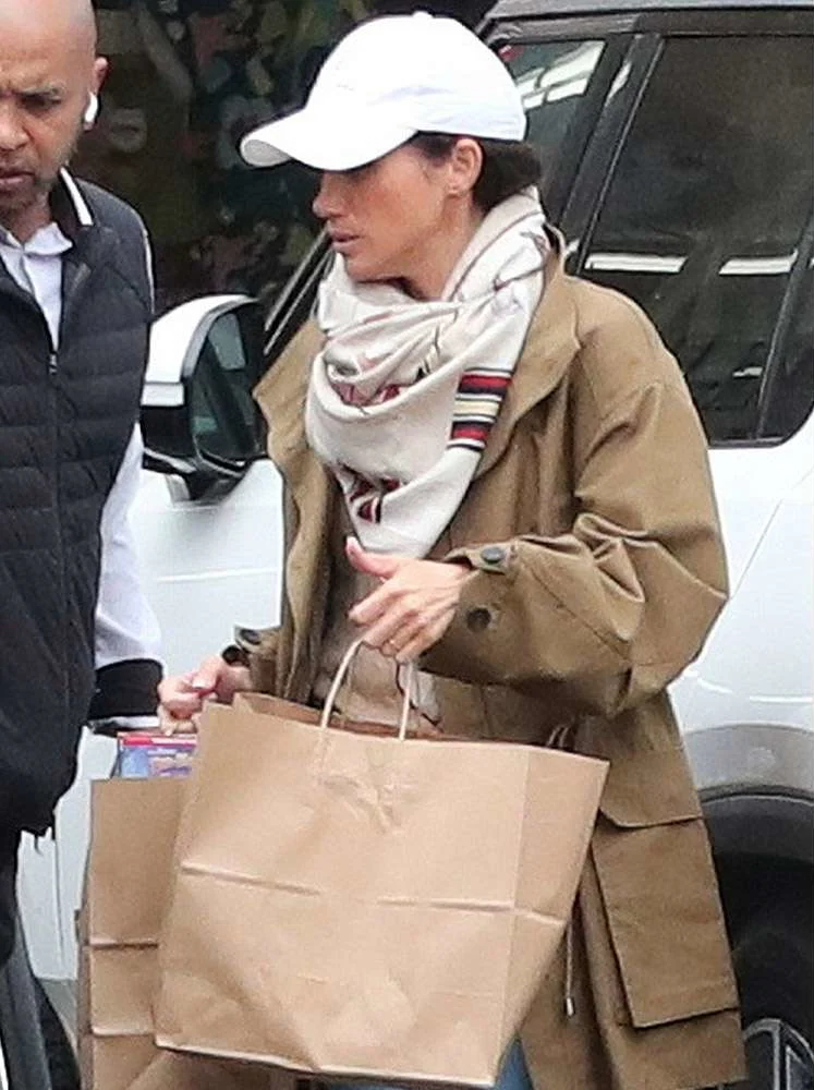 Меган Маркл заметили за пасхальными покупками для Арчи и Лилибет