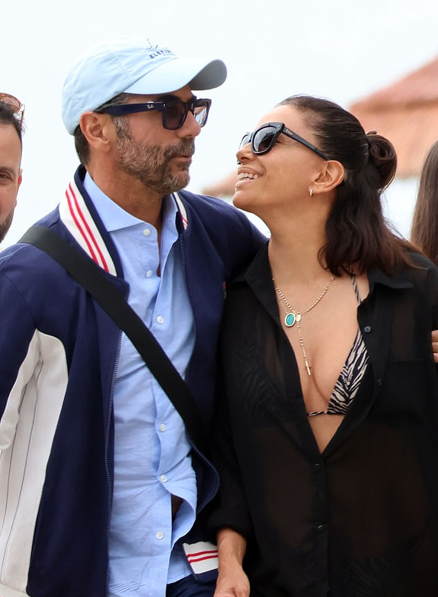 Ева Лонгория показала смелый пляжный образ в Марбелье