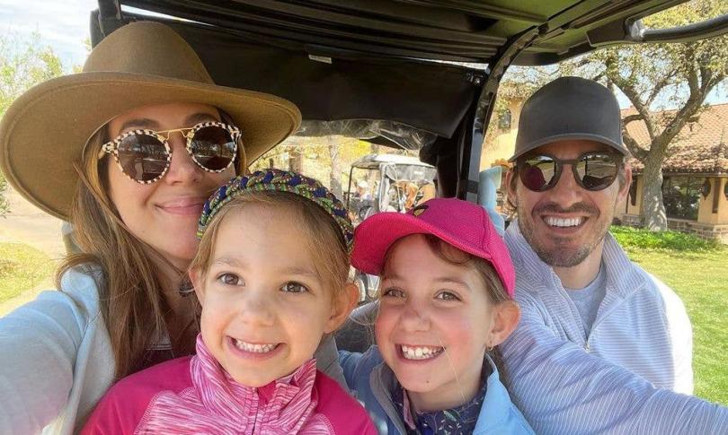 Хейли Дафф делает селфи со своим мужем Мэттом и двумя дочерьми, Лулу и Райан, в гольф-каре