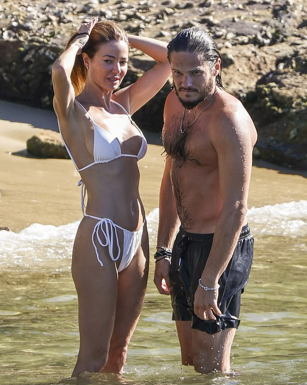 Дина Бродхерст вновь в центре внимания:новый роман и отдых на пляже в Сиднее