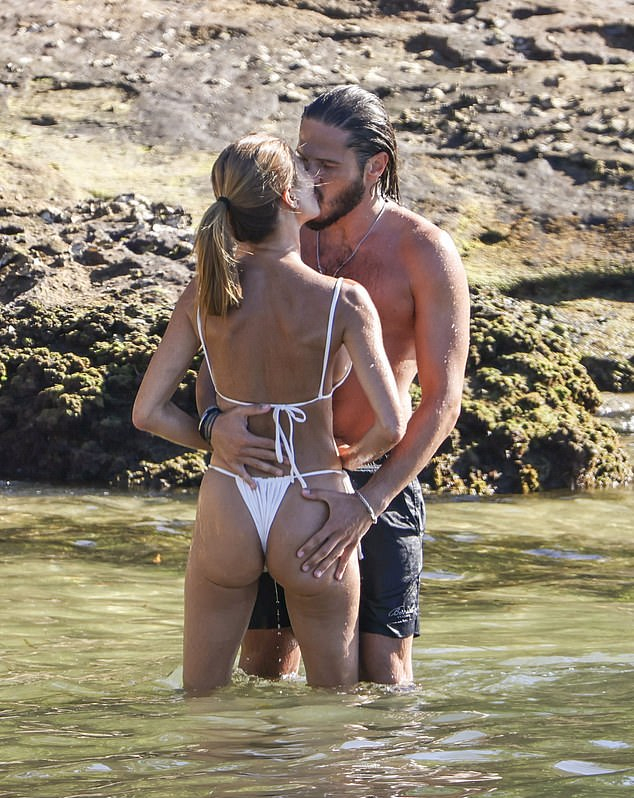 Дина Бродхерст вновь в центре внимания:новый роман и отдых на пляже в Сиднее