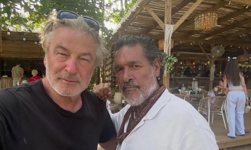 Алек Болдуин разыграл подписчиков фото с «Антонио Бандерасом» в Доминикане