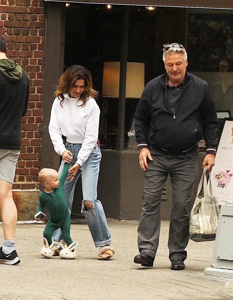 Алек Болдуин с женой и дочерью на прогулке по Нью-Йорку