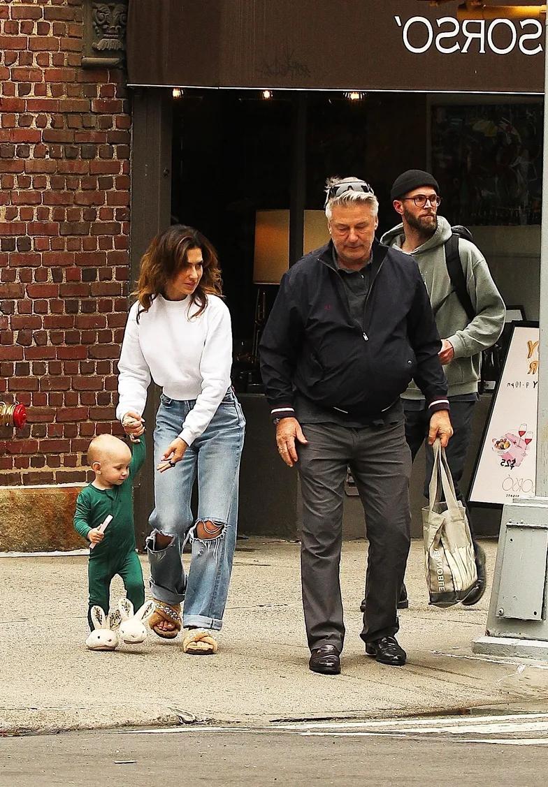 Алек Болдуин с женой и дочерью на прогулке по Нью-Йорку