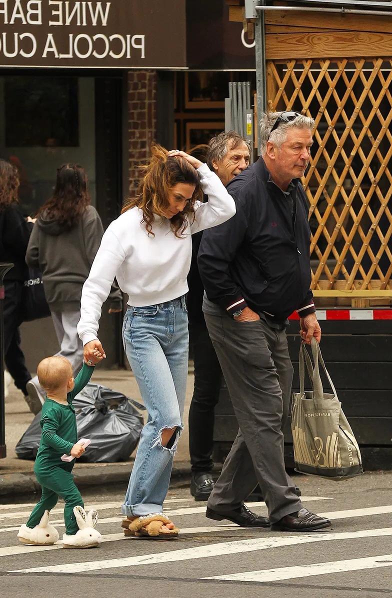 Алек Болдуин с женой и дочерью на прогулке по Нью-Йорку
