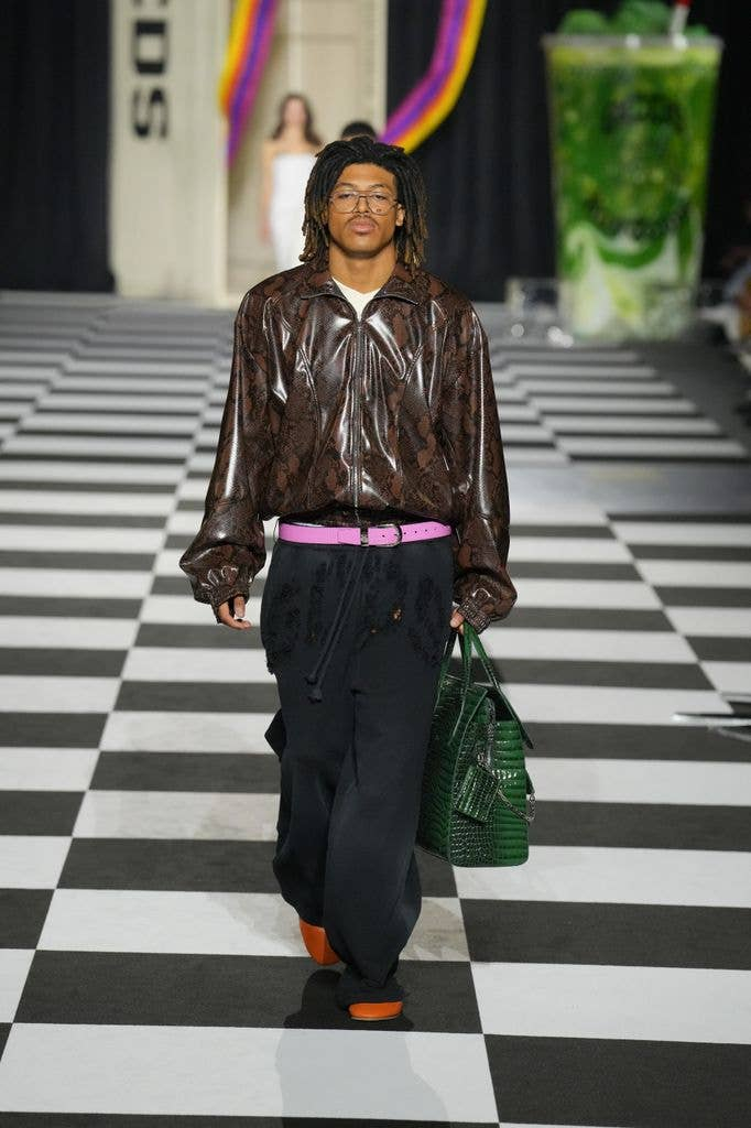 Генри в коричневой куртке прошелся по подиуму на показе GCDS во время Недели моды в Милане