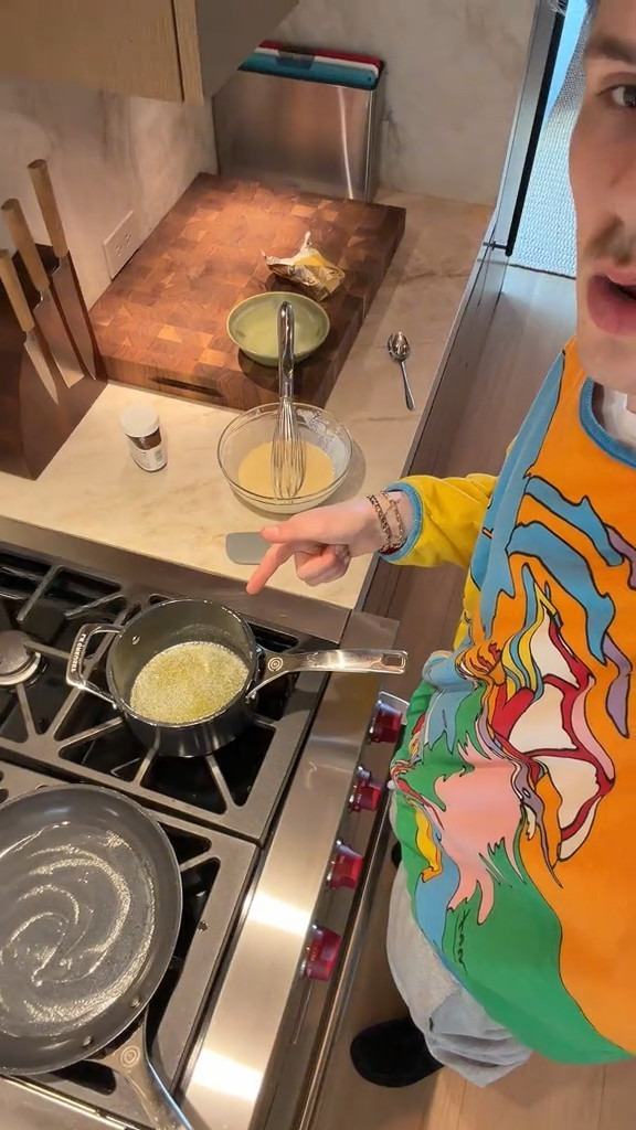 Круз Бекхэм показал, как готовит блины вместе со своей девушкой Джеки Апостоль