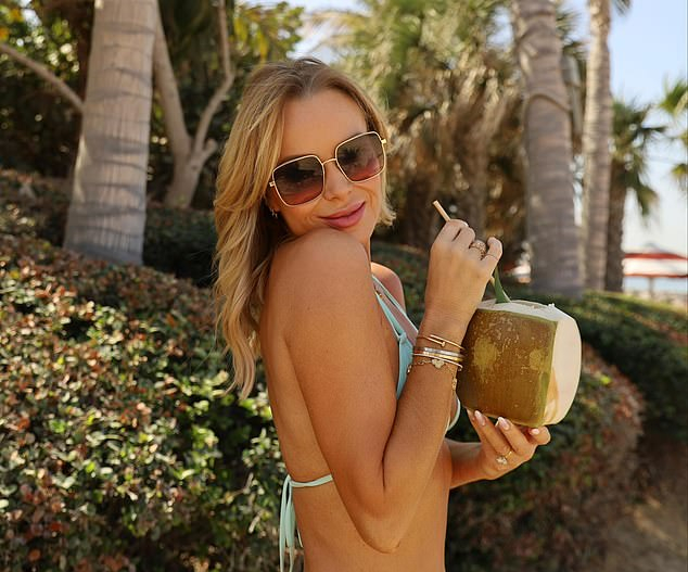 Аманда Холден показала пляжный образ в бикини