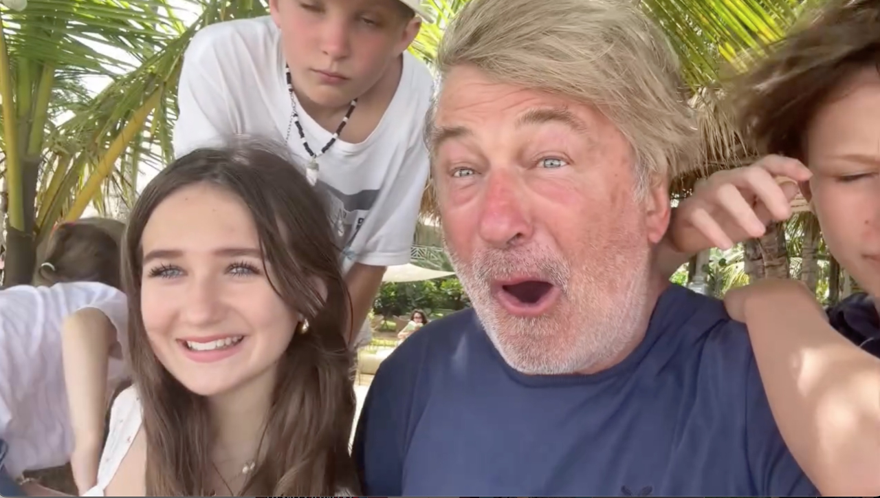 Дочь Алека Болдуина пошутила над его возрастом в день рождения