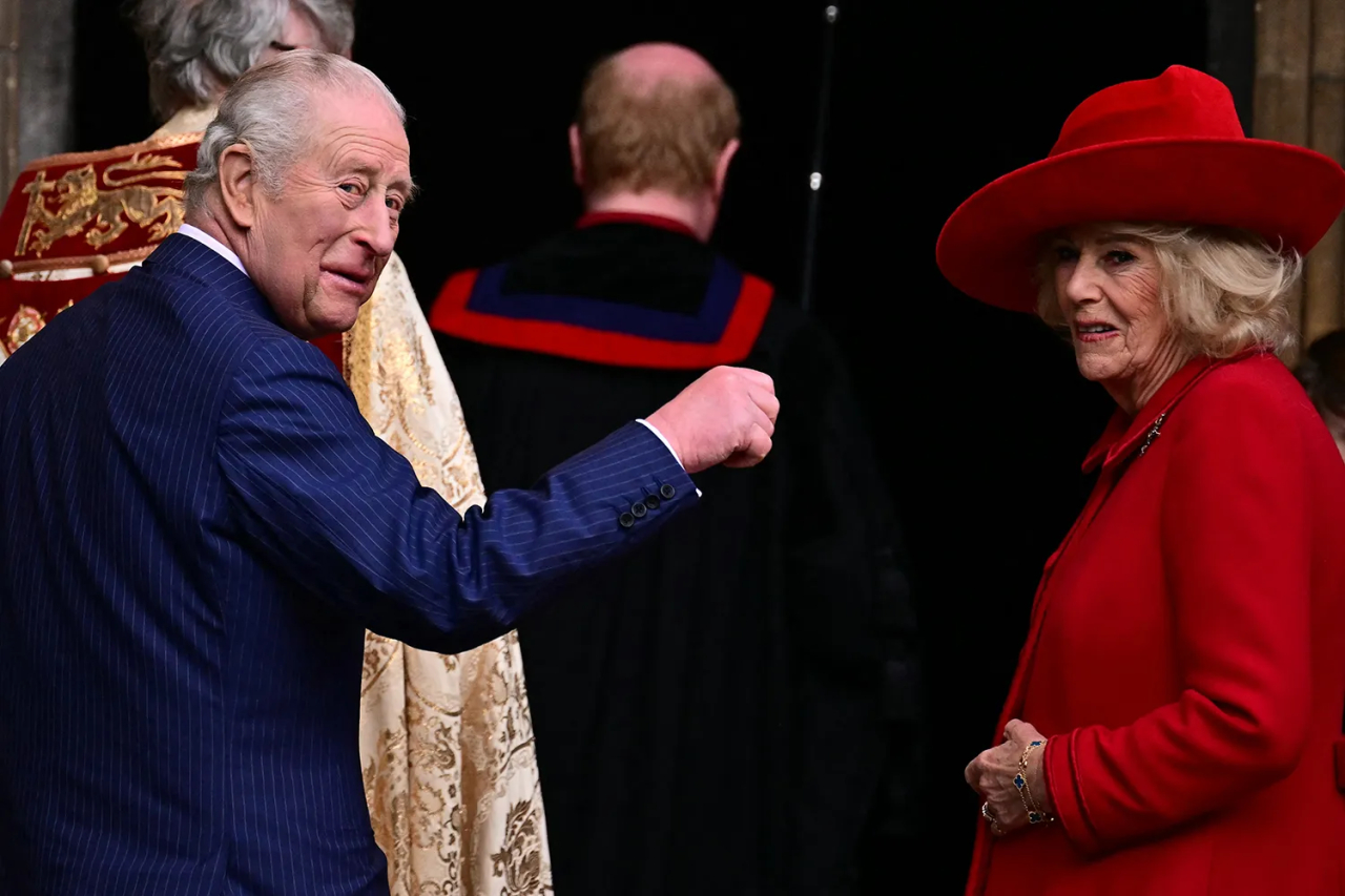 Король Карл и королева Камилла в часы Святой Георгии Король Карл и королева Камилла в часы Святой Георгии