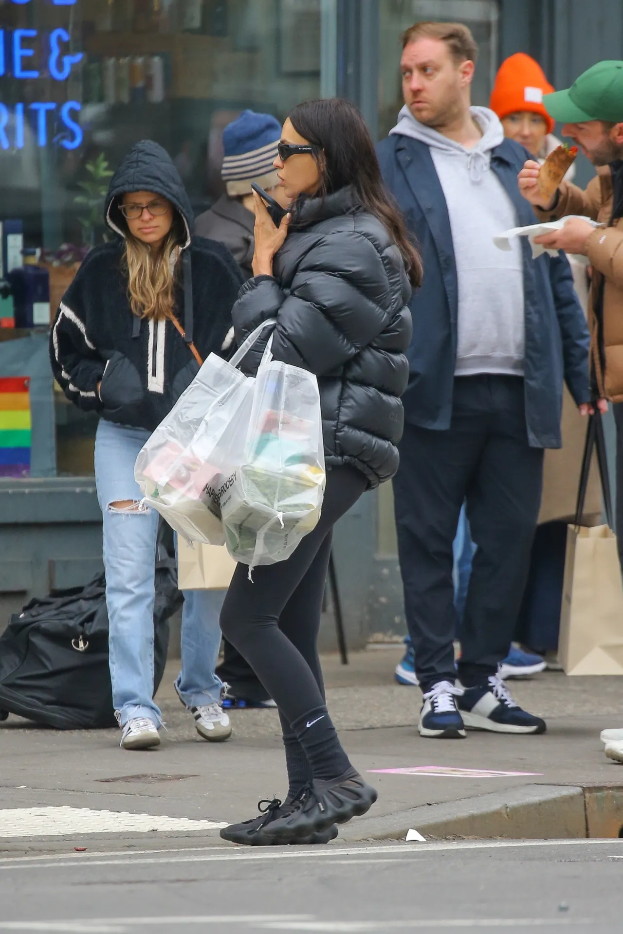 Ирина Шейк вышла за продуктами и снова превратила обычный образ в модное заявление