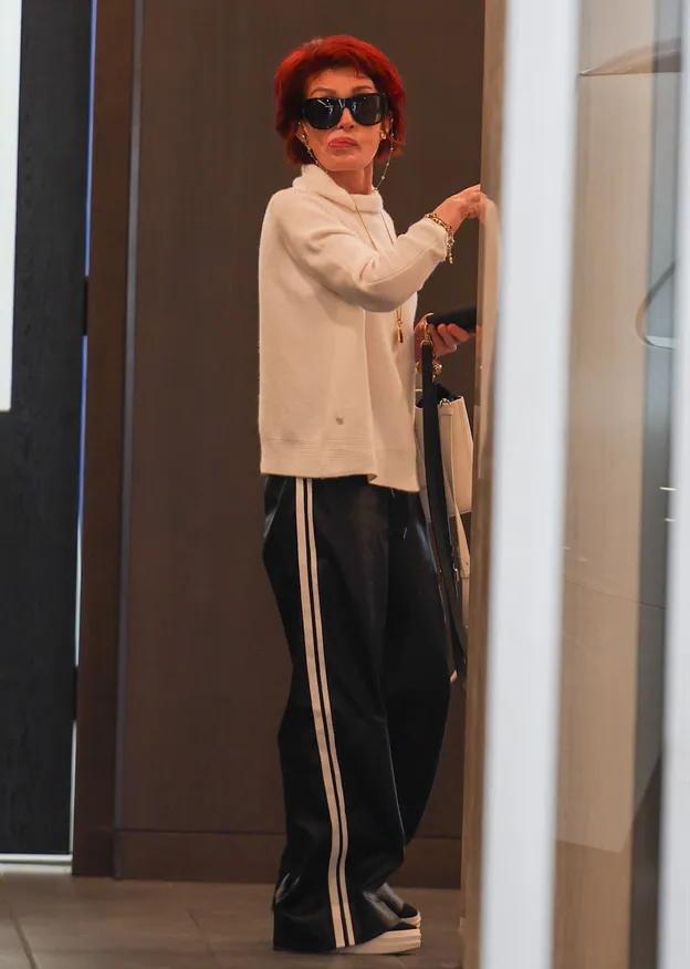 Худая Шэрон Осборн отправляется на обед в Беверли-Хиллз Худая Шэрон Осборн отправляется на обед в Беверли-Хиллз