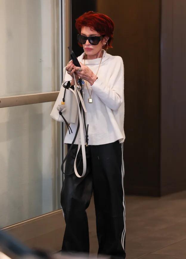 Худая Шэрон Осборн отправляется на обед в Беверли-Хиллз Худая Шэрон Осборн отправляется на обед в Беверли-Хиллз