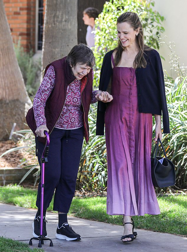 Дженнифер Гарнер провела Пасху с мамой и детьми в Лос-Анджелесе