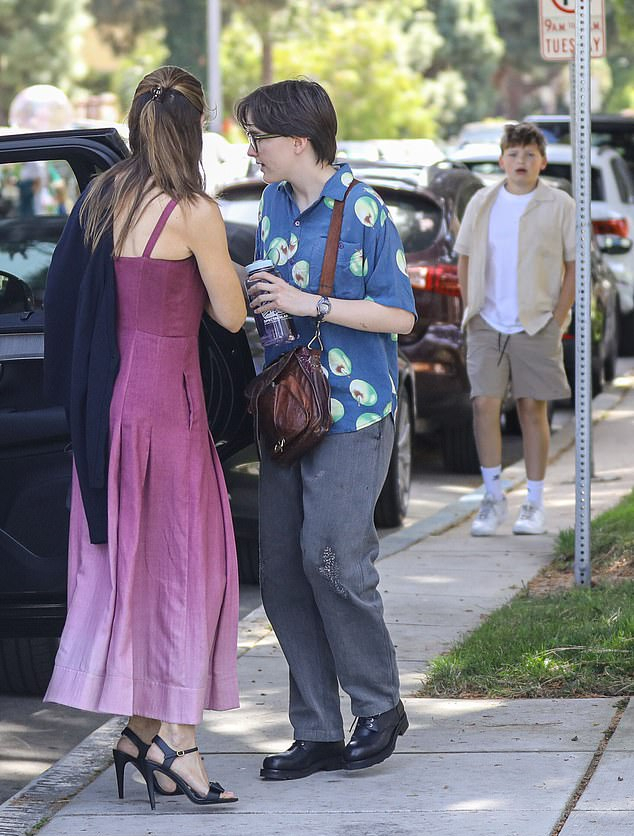 Дженнифер Гарнер провела Пасху с мамой и детьми в Лос-Анджелесе