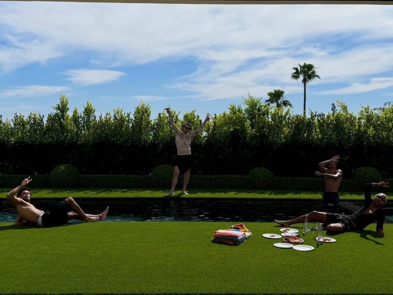 Никола Пельтц показала тихую Пасху с Бруклином на фоне новых слухов о конфликте с Бекхэмами