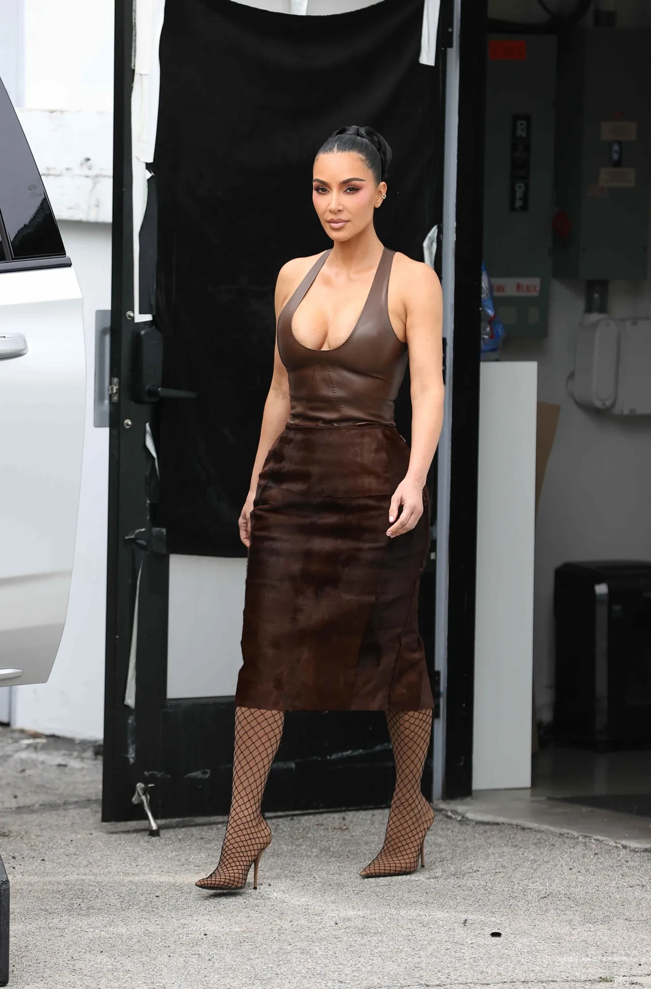 Ким Кардашьян показала спорный, но запоминающийся образ в шоколадных тонах