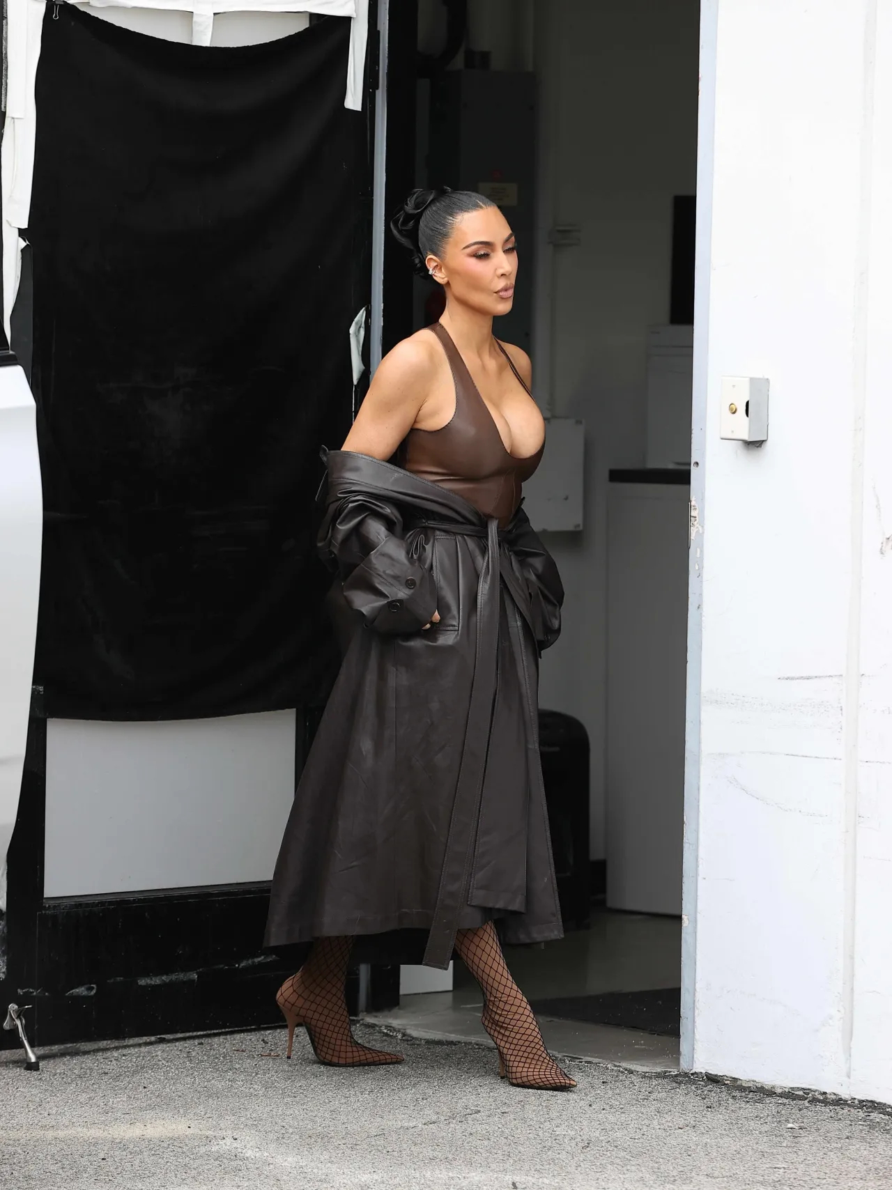 Ким Кардашьян показала спорный, но запоминающийся образ в шоколадных тонах