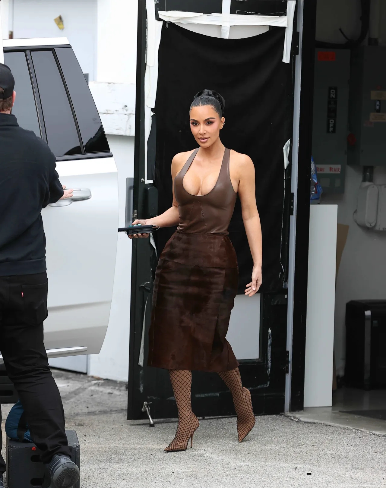 Ким Кардашьян показала спорный, но запоминающийся образ в шоколадных тонах