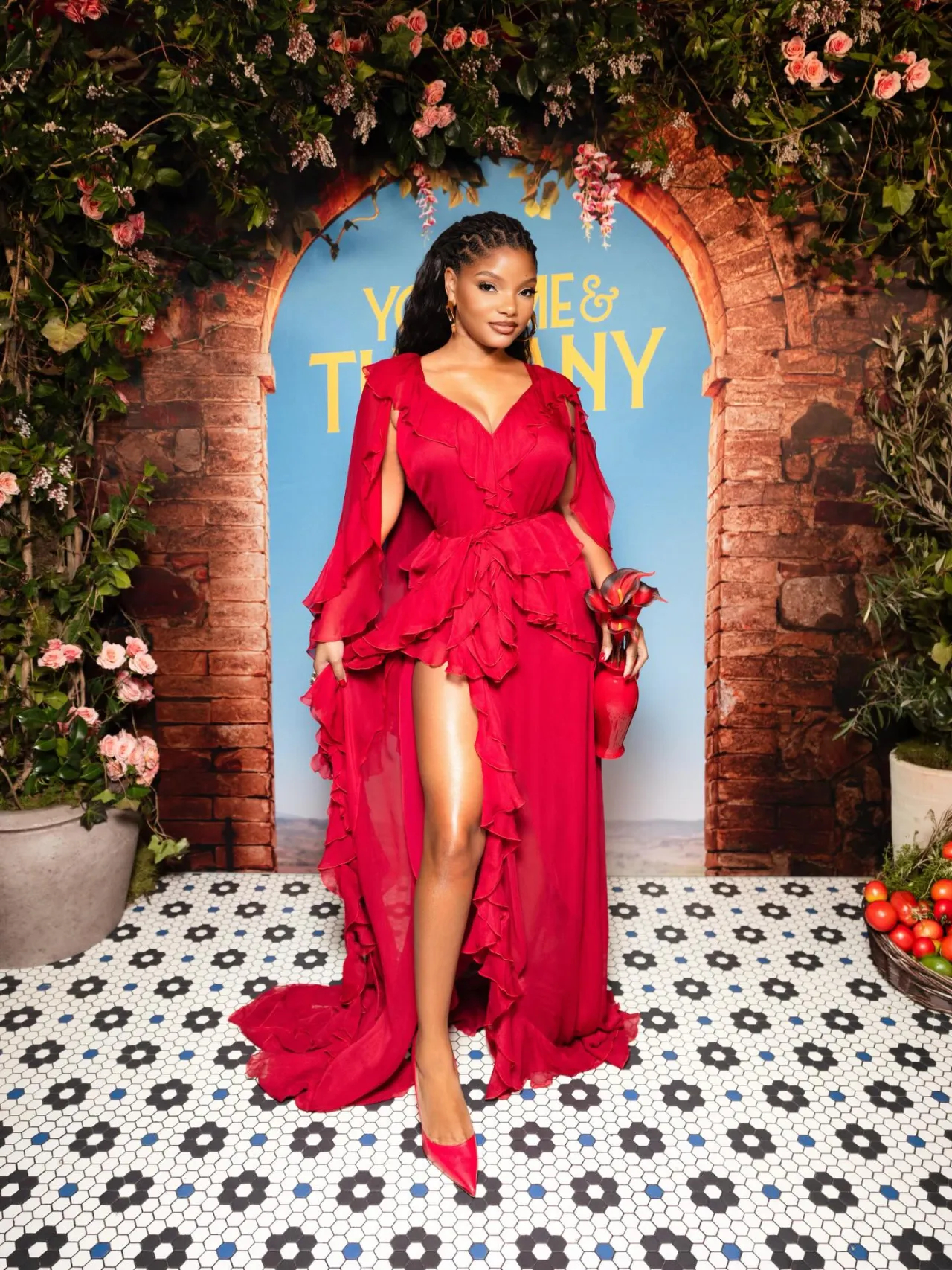 Халле Бейли выбрала тотальный красный для пресс-тура «Ты, я и Тоскана»