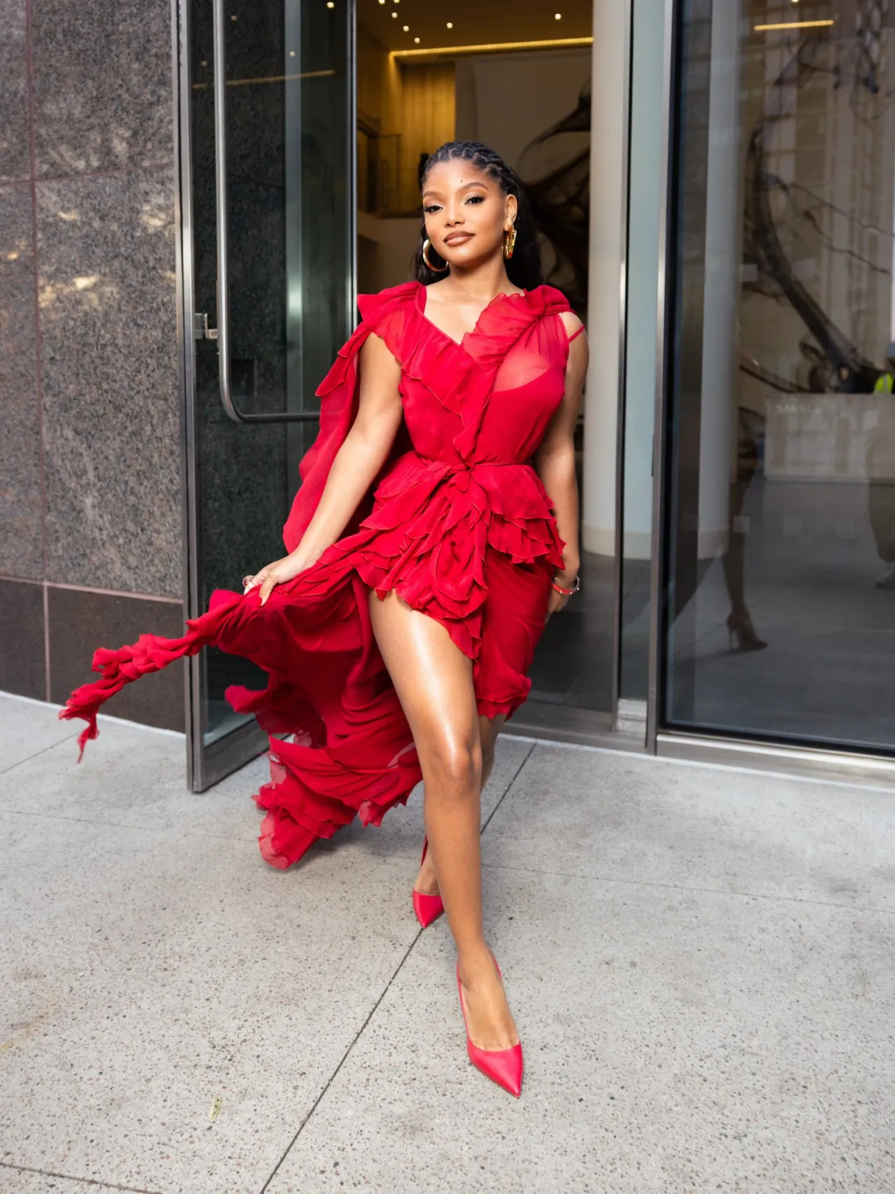 Халле Бейли выбрала тотальный красный для пресс-тура «Ты, я и Тоскана»