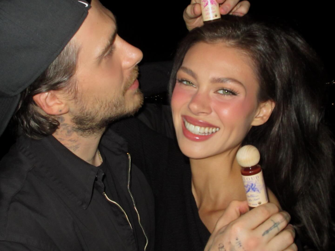 Бруклин Бекхэм и Никола Пельтц прорекламировали острый соус откровенными фото