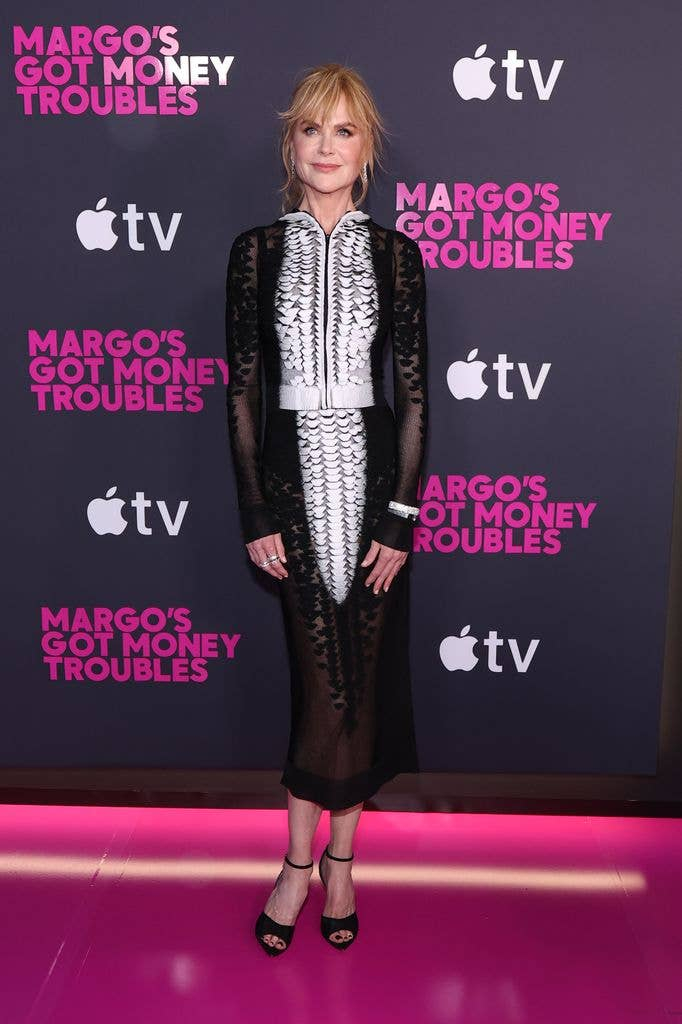 Образ дополнили сверкающие серьги-подвески и несколько колец