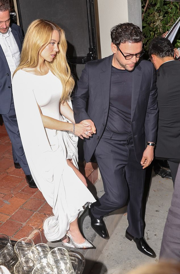 Во вторник вечером после премьеры сериала «Эйфория» в Лос-Анджелесе Сидни Суини крепко держалась за своего бойфренда Скутера Брауна