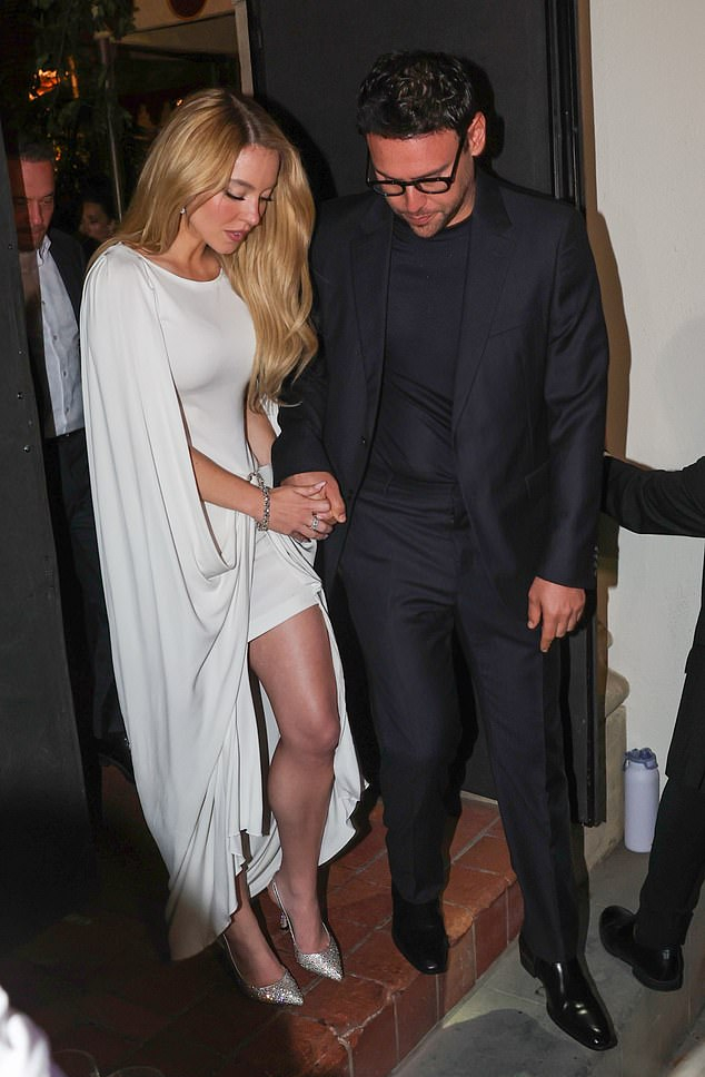 28-летняя актриса продемонстрировала белое платье с накидкой и длиной до бедра, которое подчеркивало её длинные ноги