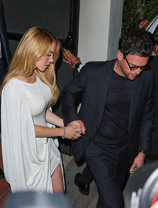 Пара, держась за руки и переплетая пальцы, выходила из знаменитого отеля Chateau Marmont в Вест-Голливуде