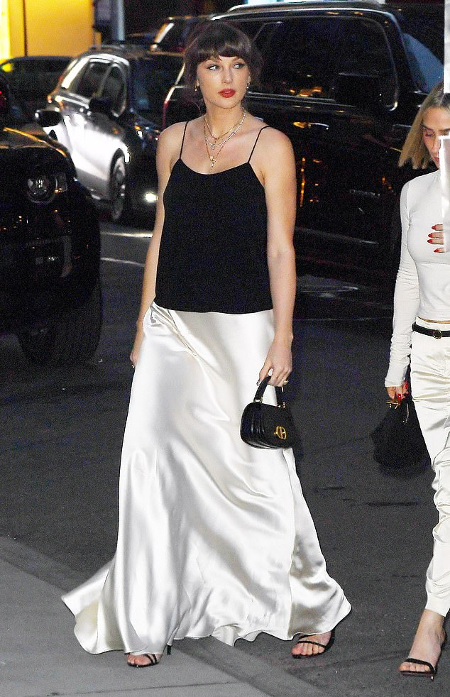 Тейлор Свифт заметили в Нью-Йорке в атласной юбке цвета слоновой кости, черном топе и босоножках