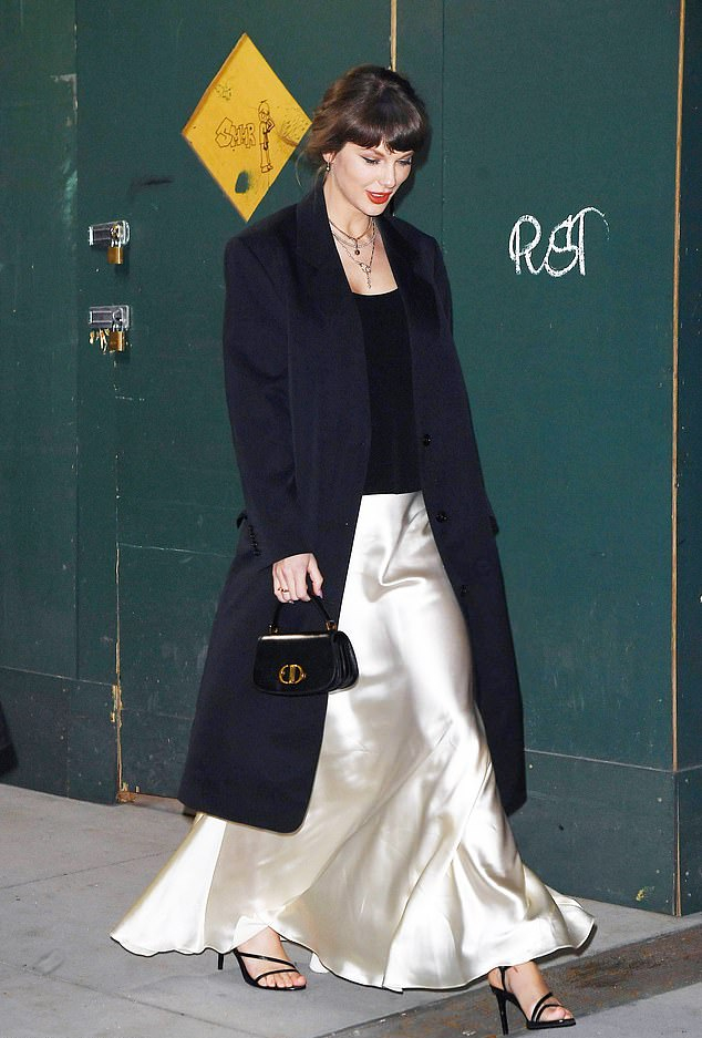 Тейлор Свифт заметили в Нью-Йорке в атласной юбке цвета слоновой кости, черном топе и босоножках