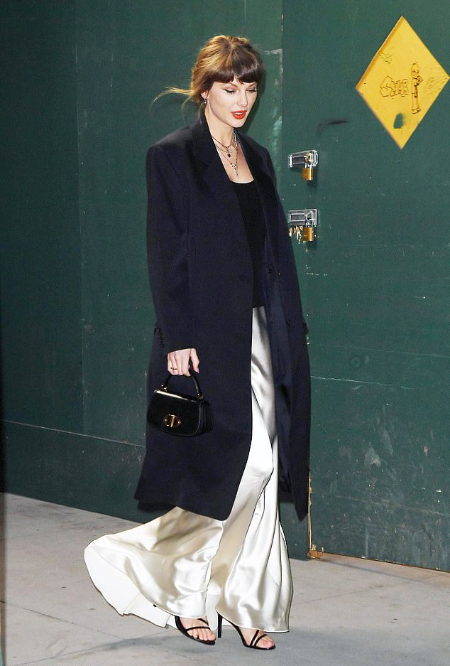 Тейлор Свифт заметили в Нью-Йорке в атласной юбке цвета слоновой кости, черном топе и босоножках