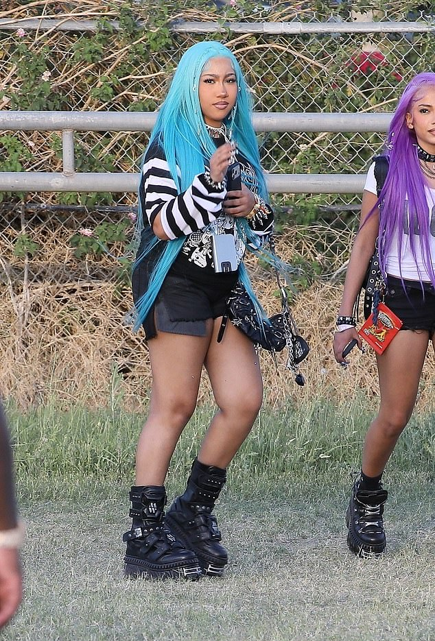 Норт Уэст появилась на Coachella в ярком готическом образе