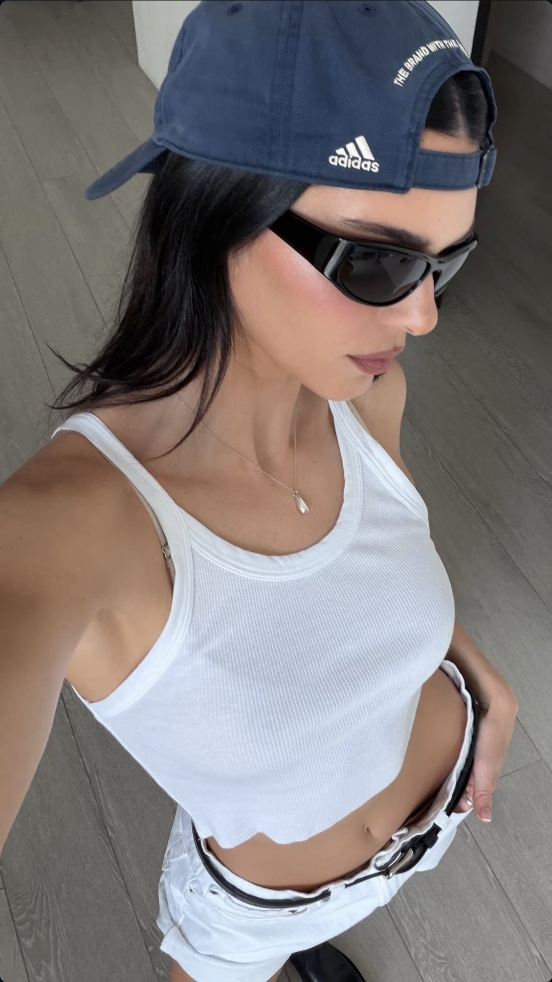 Кендалл Дженнер приехала на Coachella 2026 в белом образе и встретилась с сестрами